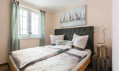 Schlafzimmer mit Doppelbett (1,80 m x 2 ,00 m/ HG 3 und zusätzlichen Topper), Nachttischablagen und Schränken