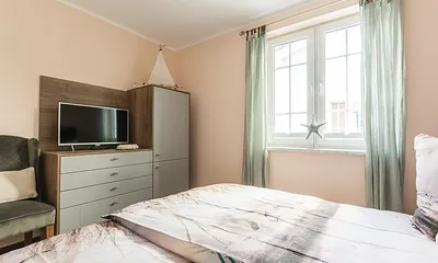 Schlafzimmer mit Doppelbett (1,80 m x 2 ,00 m/ HG 3 und zusätzlichen Topper), Nachttischablagen und Schränken