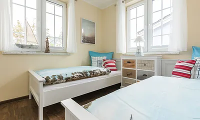 Schlafzimmer mit zwei massiven Einzelbetten (á 0,90 m x 2,00 m ) sowie eine kleine Kommode