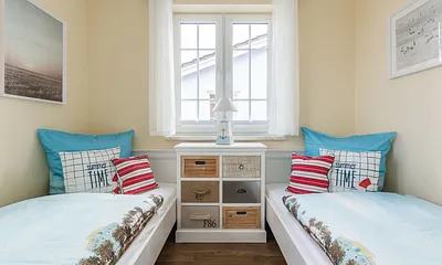 Schlafzimmer mit zwei massiven Einzelbetten (á 0,90 m x 2,00 m ) sowie eine kleine Kommode