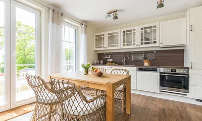 massiver Esstisch mit Stühlen