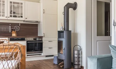 an kühlen Tagen sorgt der Kaminofen (Kaminholz nicht inklusive) für wohlige Wärme