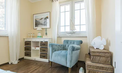 Schlafzimmer befindet sich ein Einzelbett (0,90 m x 2,00 m), ein Sessel sowie eine kleine Kommode