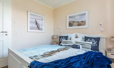 Schlafzimmer mit Doppelbett (1,80 m x 2 ,00 m / HG 3 und zusätzlichem Topper), Nachttischablagen, Safe sowie Schränken