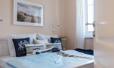 Schlafzimmer mit Doppelbett (1,80 m x 2 ,00 m / HG 3 und zusätzlichem Topper), Nachttischablagen, Safe sowie Schränken