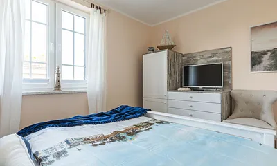 Schlafzimmer mit Doppelbett (1,80 m x 2 ,00 m / HG 3 und zusätzlichem Topper), Nachttischablagen, Safe sowie Schränken