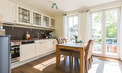 massiver Esstisch mit Stühlen