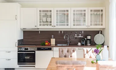 Küchenzeile mit Cerankochfeld, Backofen, Kühlschrank mit Gefrierfach, Geschirrspüler, Mikrowelle, Kaffeemaschine, Nespresso Maschine, Eierkocher, Toaster & Wasserkocher 