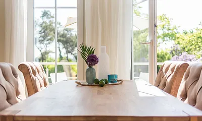 massiver Esstisch mit Stühlen