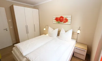 Schlafzimmer mit Doppelbett und Kleiderschrank