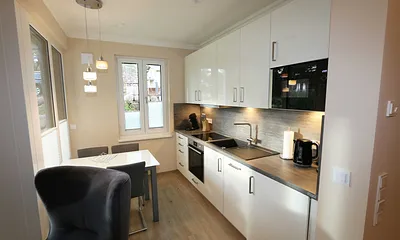 angrenzende Küchenzeile mit Geschirrspüler, Mikrowelle, Backofen, Kühlschank mit integriertem Gefrierfach, Kaffeemaschine, Senseo Padmaschine, Toaster & Wasserkocher 