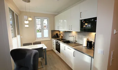 moderne Küche mit Esstisch für gemeinsames Essen