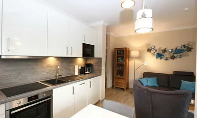 angrenzende Küchenzeile mit Geschirrspüler, Mikrowelle, Backofen, Kühlschank mit integriertem Gefrierfach, Kaffeemaschine, Senseo Padmaschine, Toaster & Wasserkocher 