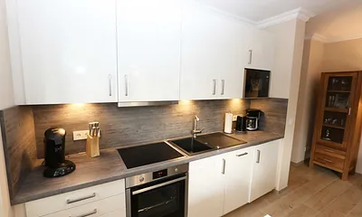 angrenzende Küchenzeile mit Geschirrspüler, Mikrowelle, Backofen, Kühlschank mit integriertem Gefrierfach, Kaffeemaschine, Senseo Padmaschine, Toaster & Wasserkocher 