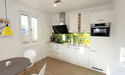 Küchenzeile mit Geschirrspüler,autarkes Elektro-Kochfeld mit 4 Zonenceranfeld,Spüle,Kühlschrank mit Eisfach,Kompaktbackofen mit Mikrowelle,Dunstabzugshaube,Wasserkocher & Toaster