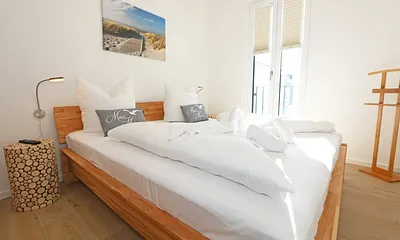 Schlafzimmer mit Doppelbett (1,80 m x 2,00 m), verstellbare Lattenroste, Nachttischablagen, Kleiderschrank mit Spiegelfront, Verdunklungsmöglichkeiten, Plissees sowie Insektenschutzgitter & Smart TV