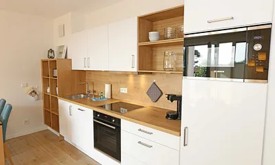 hochwertige Einbauküchenzeile besitzt Bosch-Hausgeräte mit Induktionskochfeld,Backofen,Kühlschrank mit Gefrierkombination,Mikrowelle,Toaster,Wasserkocher,Kombi Pad Kaffeemaschine mit Thermoskanne