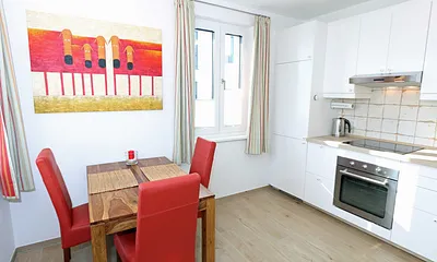 großer Holzesstisch mit bequemen Lederstühlen