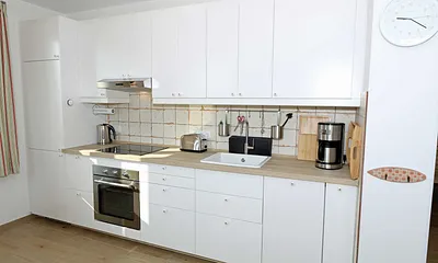 Küchenbereich verfügtüber Kühlschrank mit Gefrierschrank, Induktionsherd, Dunstabzugshaube, Spülmaschine, Toaster, Wasserkocher, Kaffeemaschine mit Thermoskanne & Rührgerät 