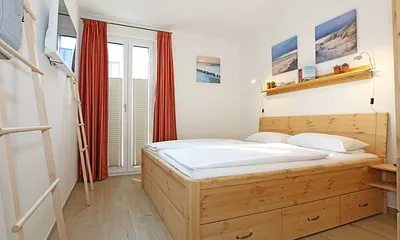 Schlafzimmer mit Doppelbett (1,80 m x 2.00 m), verstellbare Lattenroste, Nachttischablagen, Ganzkörperspiegel, Kleiderablage, geräumiger Kleiderschrank, Smart-TV sowie Verdunklungs-Vorhängen