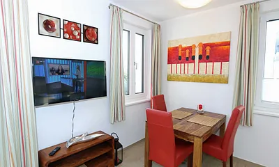 TV mit Esstisch