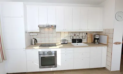 Küchenbereich verfügtüber Kühlschrank mit Gefrierschrank, Induktionsherd, Dunstabzugshaube, Spülmaschine, Toaster, Wasserkocher, Kaffeemaschine mit Thermoskanne & Rührgerät 