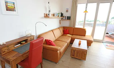 Wohn-/ Küchenbereich mit Eckcouch (Schlafgelegenheit für die 3. Person 1,20 m x 2,00 m),Echtholzmöbeln aus Palisander,Couchtisch,Sideboard,Smart-TV,Mini-Stereo-Anlage mit USB-Anschluss & Bücherregal