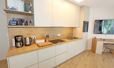 Küchenzeile mit hochwertigen Miele-Geräten, Ceran-Kochfeld, Backofen, Spülmaschine, Kühlschrank mit Gefrierkombination, Mikrowelle, Kaffeemaschine, Toaster & Wasserkocher 