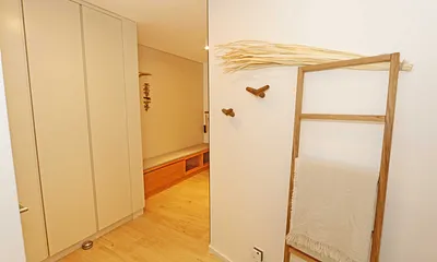 heller Flur mit Schrank