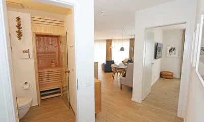 Flur mit Blick ins Badezimmer und Sauna