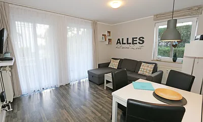 Wohnbereich mit gemütlicher Eckcouch ( Ausziehfunktion 1,40 m x 2,00 m für 3./ 4. Person), Couchtisch, Leselampe, Smart-TV, Bluetooth Stereoanlage mit CD-Player (MP3-fähig mit USB-Anschluss)