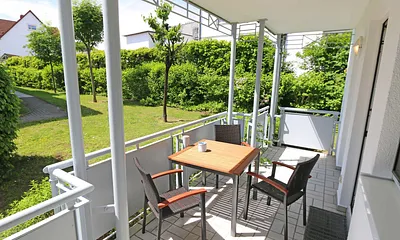 geräumiger und bestuhlter Südbalkon