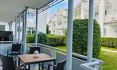 geräumiger und bestuhlter Südbalkon