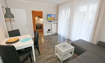 Wohnbereich mit gemütlicher Eckcouch ( Ausziehfunktion 1,40 m x 2,00 m für 3./ 4. Person), Couchtisch, Leselampe, Smart-TV, Bluetooth Stereoanlage mit CD-Player (MP3-fähig mit USB-Anschluss)