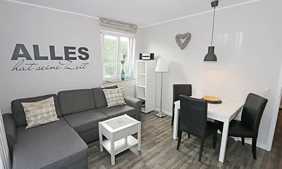 Wohnbereich mit  Tisch (ausziehbar) und 4 Stühlen