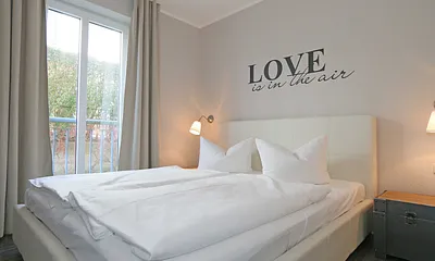 Schlafzimmer mit Boxspringbett (1,60 m x 2,00 m) und Nachttischkonsolen