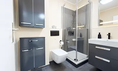 Bad mit Waschbecken, Dusche, WC, Kosmetikspiegel, Handtuchheizkörper