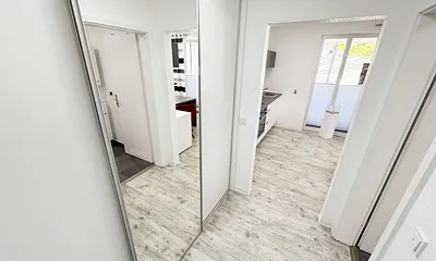 freundlicher Eingangsbereich mit deckenhohem Einbauschrank