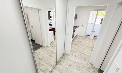 freundlicher Eingangsbereich mit deckenhohem Einbauschrank