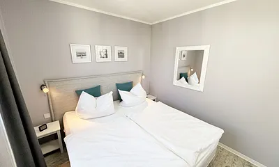 Schlafzimmer mit Boxspringbett und komfortablem Topper