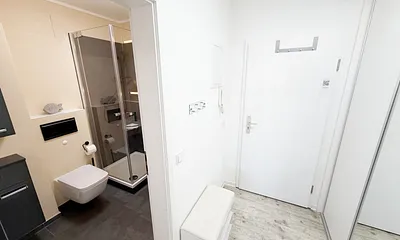 Eingangsbereich mit Blick in das innenliegende Badezimmer