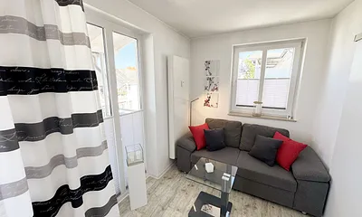 Wohnbereich mit gemütlicher Couch