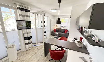 Sitzbereich mit Blick auf die gemütliche Couch