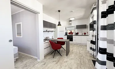 offene Küchenzeile mit Esstisch und Stühlen