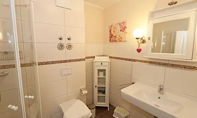 Badezimmer mit Waschbecken und WC