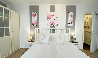 Schlafzimmer mit Doppelbett