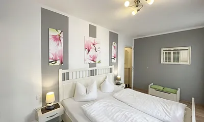 Schlafzimmer mit Doppelbett