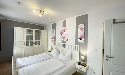 Schlafzimmer mit Kleiderschrank