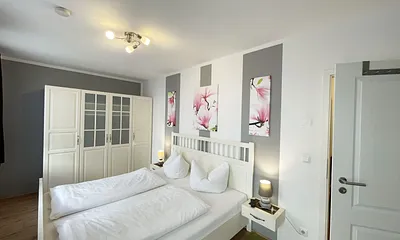 Schlafzimmer mit Kleiderschrank