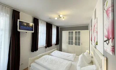 Schlafzimmer mit Kleiderschrank